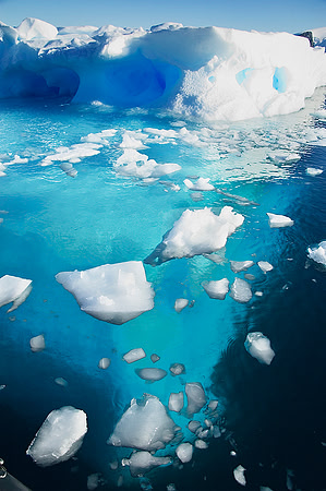 Iceberg, showing 85% underwater 3313