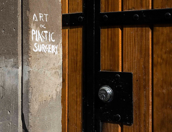 "Art & Plastic Surgery," Sounds like a good combo to me!   San Miguel de Allende 2633